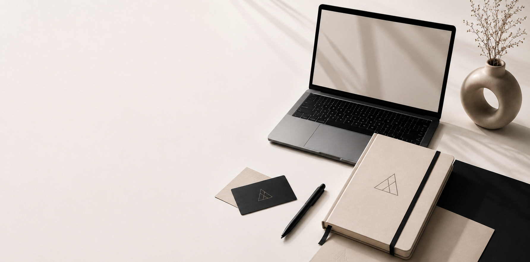 Maqueta de identidad corporativa con portátil, libreta y tarjetas de visita de MarkArte