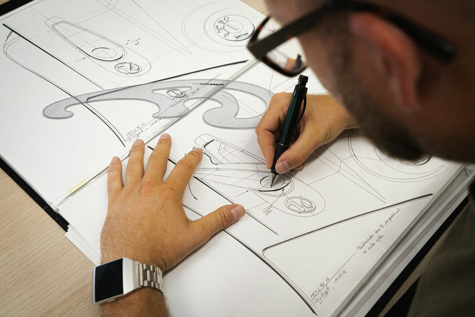 Diseñador bocetando un logotipo a mano