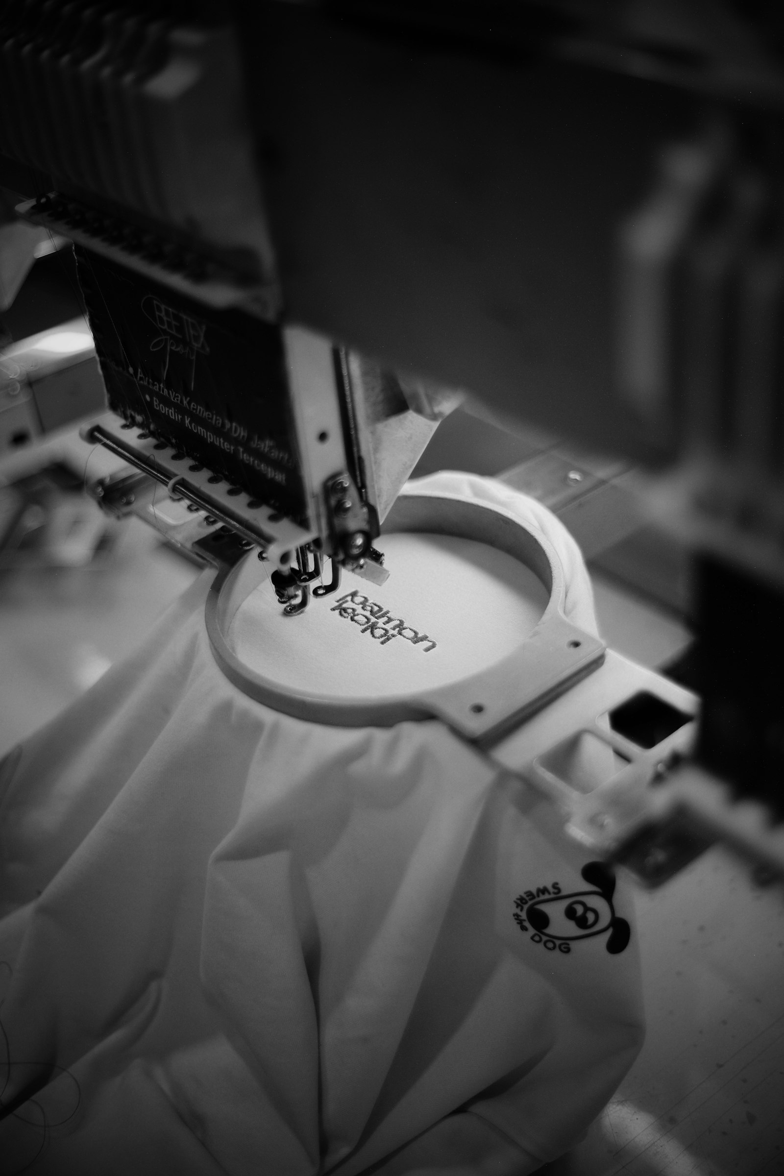 Ropa laboral personalizada: ¿bordado o serigrafía?