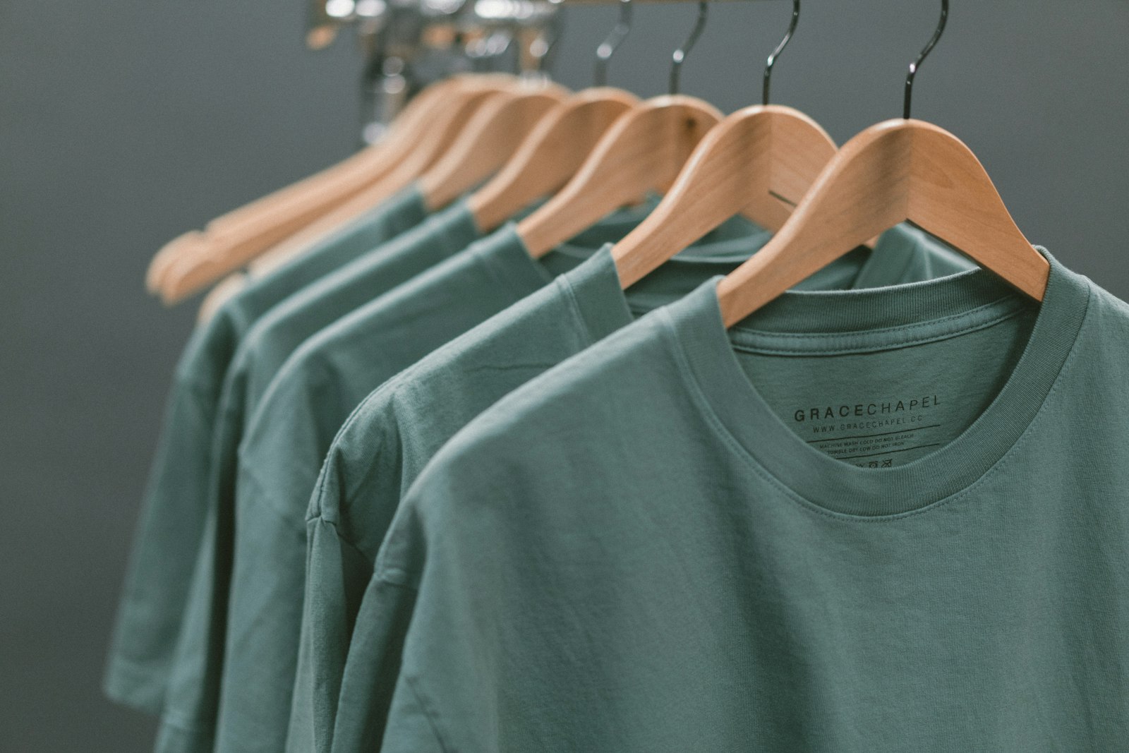 Camisetas personalizadas colgadas en perchas