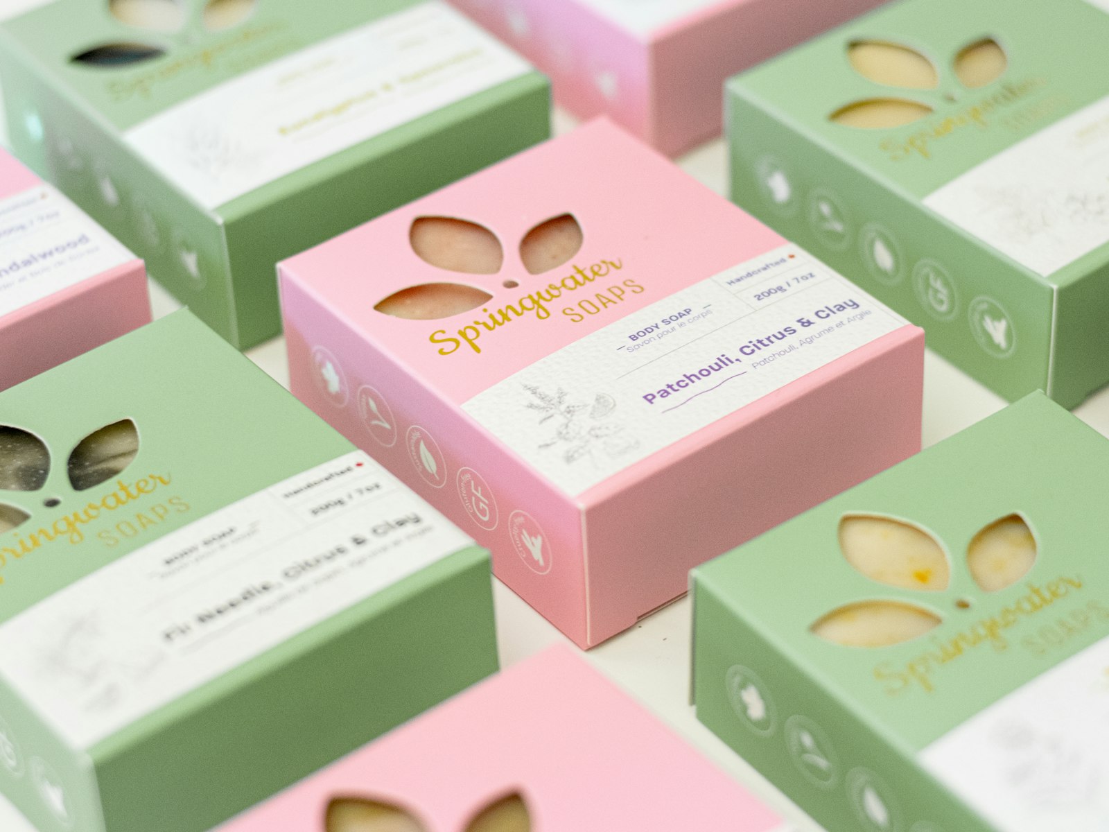 Diseño de packaging en tonos verde menta y rosa
