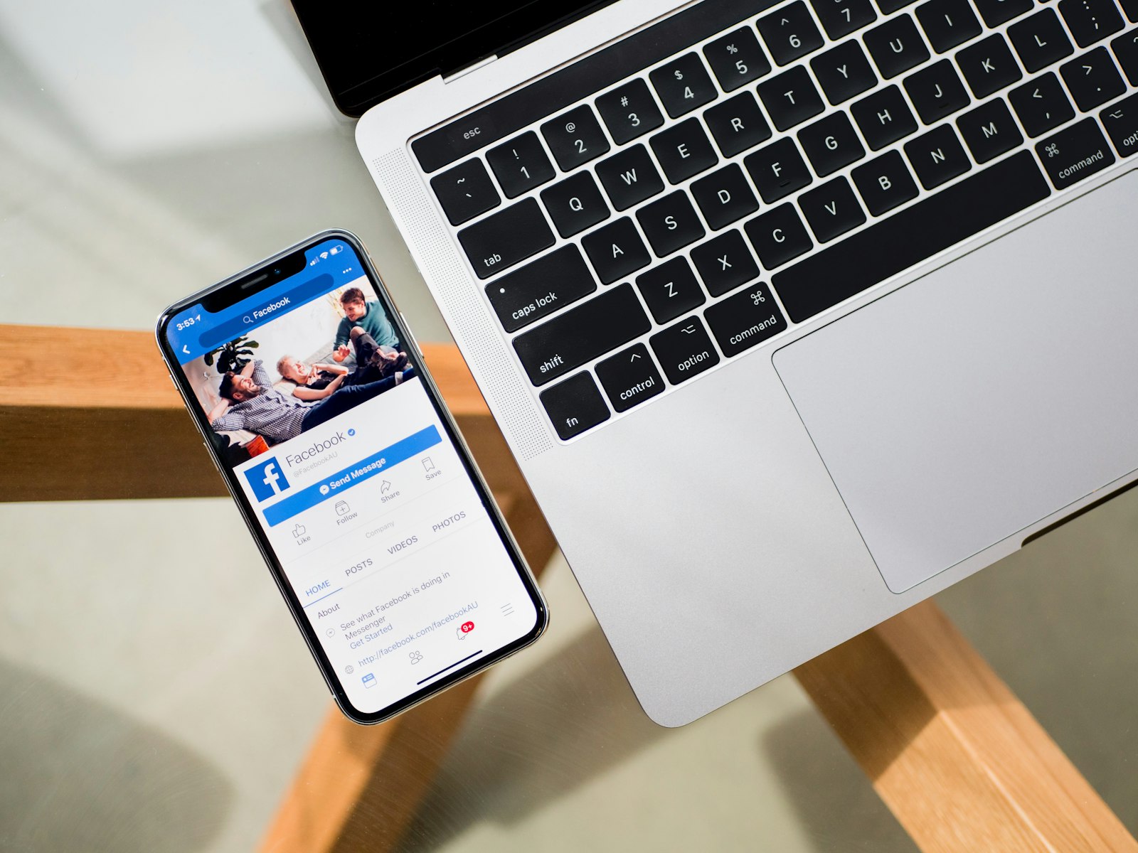 Redes sociales en el móvil junto a un portátil