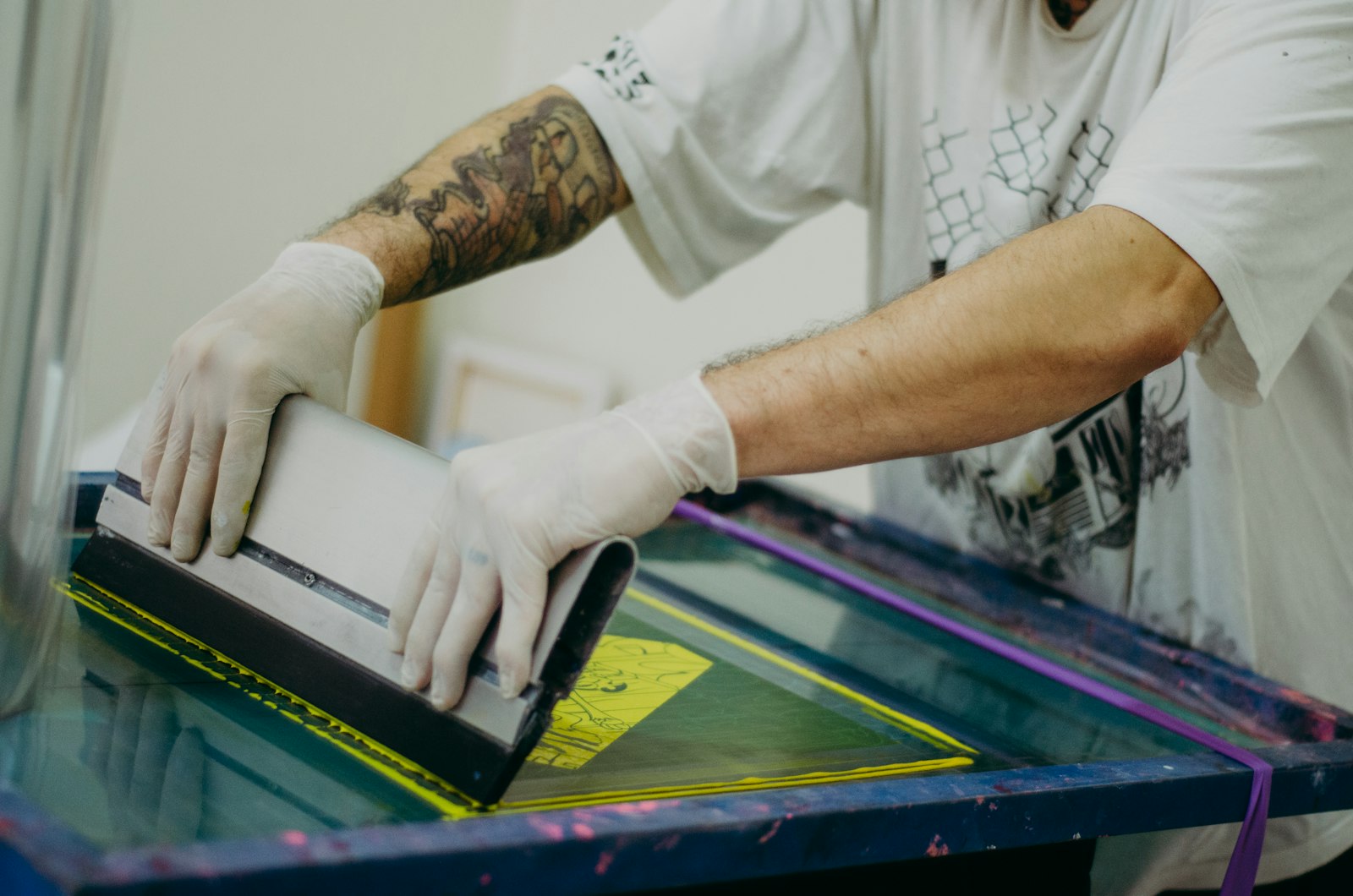 Serigrafía textil: estampando una prenda