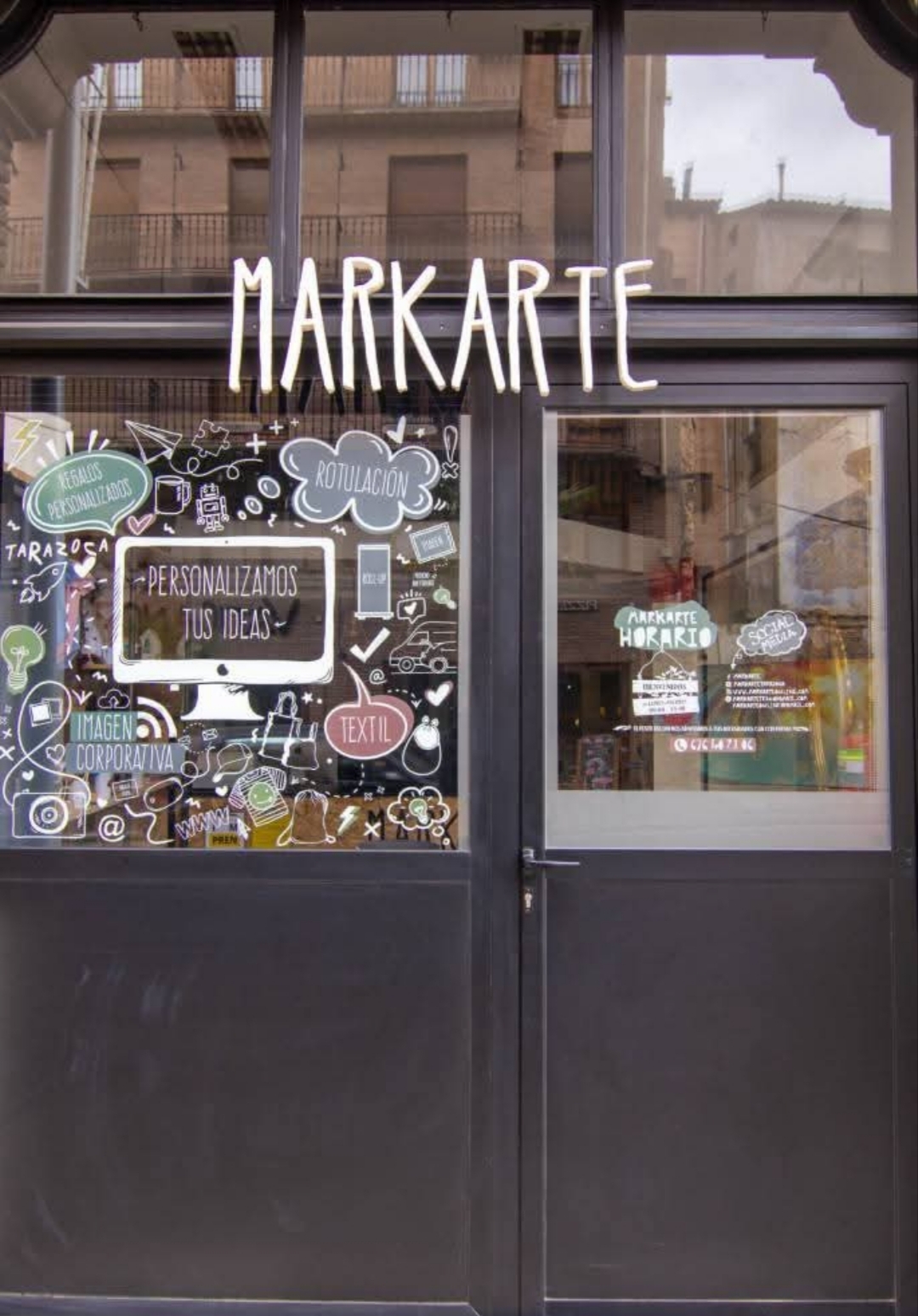Escaparate de MarkArte rotulado con vinilos