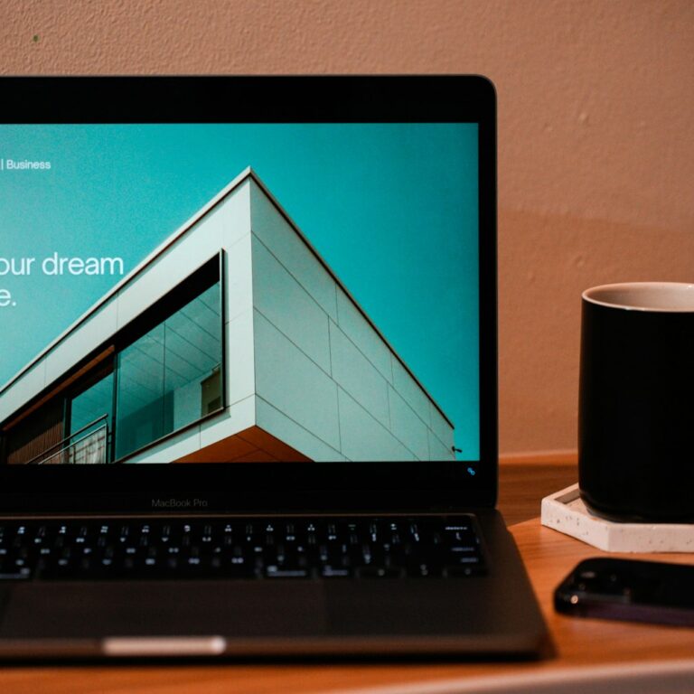 Página web en la pantalla de un portátil