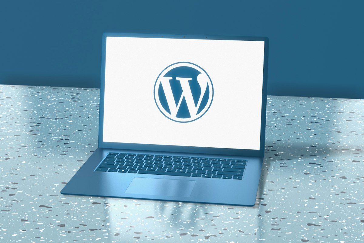 Portátil con el logotipo de WordPress