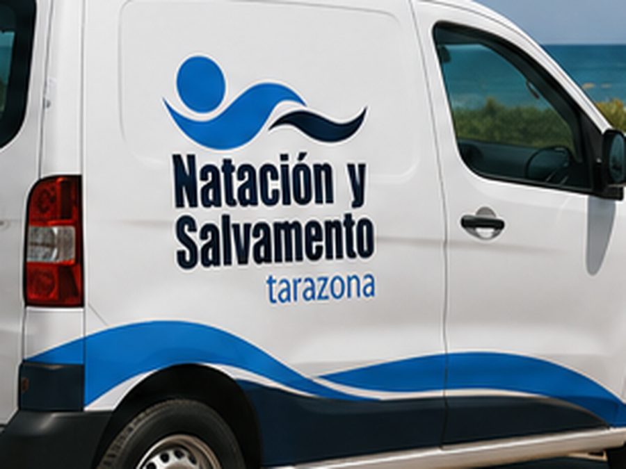 Furgoneta rotulada de Natación y Salvamento